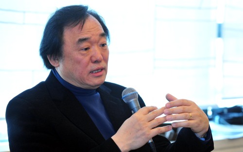 피아니스트 백건우<br />김명섭 기자 msiron@
Pianist Paik Kun-woo speaks during a press conference in Seoul on Thursday. Kim Myung-sub/The Korea Herald