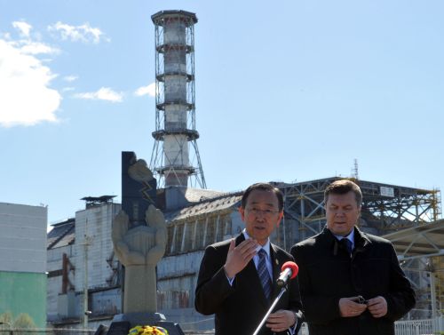 <YONHAP PHOTO-2083> United Nations Secretary-General Ban Ki-Moon (L) addresses media as Ukraine's President Viktor Yanukovych listens during a visit to exploded Chernobyl power station on April 20, 2011, few days ahead of the 25th anniversary of the 1986 nuclear explosion on April 26. International leaders pledged hundreds of millions of dollars at a conference in Kiev the day before to complete a permanent shelter to secure the ruins the station. AFP PHOTO / SERGEI SUPINSKY /2011-04-20 19:18:22/ <저작권자 ⓒ 1980-2011 ㈜연합뉴스. 무단 전재 재배포 금지.>
United Nations Secretary-General Ban Ki-moon (left) addresses media as Ukraine’s President Viktor Yanukovych listens during a visit to Chernobyl power station on  Wednesday, few days ahead of the 25th anniversary of the 1986 nuclear explosion on April 26.  AFP-Yonhap News