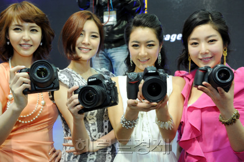 제20회 서울국제사진영상기자재전(PHOTO & IMAGING 2011)이 21일 서울 강남구 삼성동 코엑스에서 막을 올린 가운데  니콘 부스에서 모델이 다양한 DSLR 카메라를 선보이고 있다. 박현구 기자phko@heraldm.com 2011.04.21
제20회 서울국제사진영상기자재전(PHOTO & IMAGING 2011)이 21일 서울 강남구 삼성동 코엑스에서 막을 올린 가운데  니콘 부스에서 모델이 다양한 DSLR 카메라를 선보이고 있다. 박현구 기자phko@heraldm.com 2011.04.21