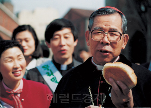 김수환 추기경, 천주교인, 사회기관단체인 / 영화면/톱/떠난 그 자리서 더욱 깊고 짙어지는 삶의 자취와 가르침, ‘바보야’와 ‘불야성 토토사이트 의자’-copy(o)1