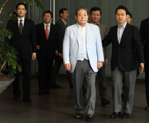 <YONHAP PHOTO-1851> 서초사옥 둘러보는 이건희 회장 (서울=연합뉴스) 이지은 기자 = 이건희 삼성전자 회장이 삼성 서초사옥 집무실에 사실상 처음 출근했다. 이날 오후 서울 서초구 서초동 사옥에서 이건희 회장이 이재용 사장과 함께 건물을 둘러보고 있다. 2011.4.21 jieunlee@yna.co.kr/2011-04-21 15:44:16/ <저작권자 ⓒ 1980-2011 ㈜연합뉴스. 무단 전재 재배포 금지.>
Lee Kun-hee
