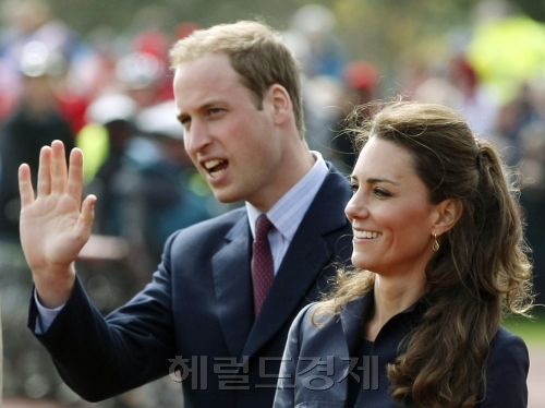 윌리엄 윈저(William Arthur Philip Louis Windsor) 왕가(영국), 케이트 미들턴(Catherine Elizabeth Middleton) 왕자비(영국)/(로열웨딩소박스) 경기부양효과 8500억원~1조원…하루 생산 중단으로 인한 우려도-copy(o)1