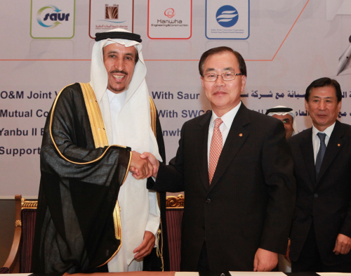 사우드 빈 압둘라 마라픽 회장(사우디아라비아), 김현중 한화건설 부회장/Hanwha wins $1b order for Saudi plant