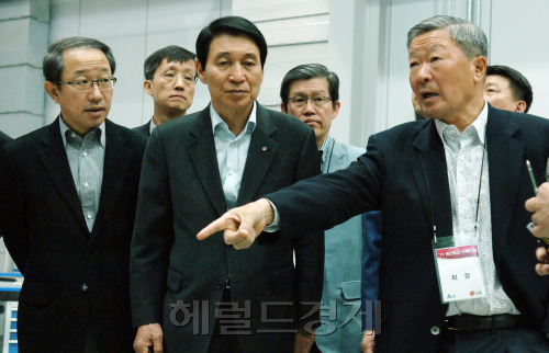 구본무(오른쪽) LG 회장이 지난 21일 ‘LG전자 제품품격연구소’ 개소식 후 연구소 내부를 둘러보면서 연구원들에게 뭔가를 지시하고 있다. [사진=LG]