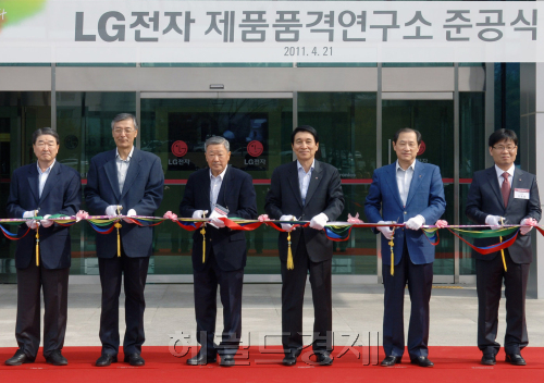 구본무 LG그룹 (회장) / 사진1_LG생산혁신 사례시찰(구본무회장) / (온 11:00)구본무의 ‘부품소재+동반 버스’ 1000㎞ 쌩쌩 달렸다…이틀간 부품소재ㆍ동반성장 현장 점검…“부품소재ㆍ동반성장이 미래성장의 원천”