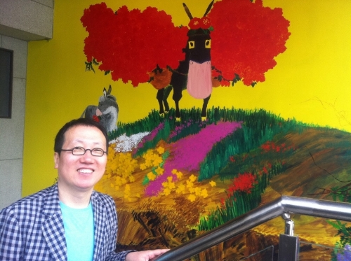 사석원 화가 / 방배동 미스터피자 사옥 벽화 앞에 선 화가 사석원 / 유명화가 사석원이 방배동 거리에 벽화를 제작했다.