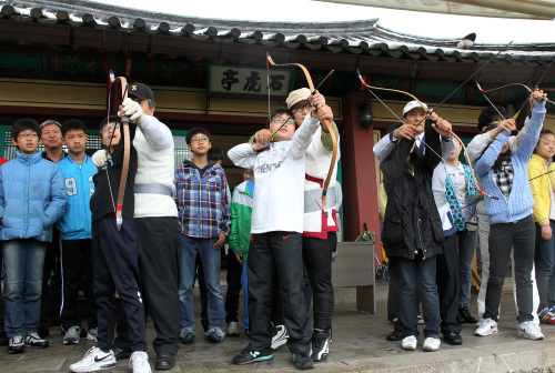 <YONHAP PHOTO-0568> 내가 소년 이순신, 석호정에서 궁도체험 (서울=연합뉴스) 전수영 기자 = 충무공 탄생 466주년을 맞아 22일 국궁요람인 서울 남산 석호정에서 궁도체험학습이 열렸다. 이날 오전 서울 충무초등학교 6학년 어린이들이 석호정 사대에서 활쏘기 자세와 요령 등을 배우고 있다. 2011. 4.22 swimer@yna.co.kr/2011-04-22 10:28:49/ <저작권자 ⓒ 1980-2011 ㈜연합뉴스. 무단 전재 재배포 금지.>
<YONHAP PHOTO-0568> 내가 소년 이순신, 석호정에서 궁도체험 (서울=연합뉴스) 전수영 기자 = 충무공 탄생 466주년을 맞아 22일 국궁요람인 서울 남산 석호정에서 궁도체험학습이 열렸다. 이날 오전 서울 충무초등학교 6학년 어린이들이 석호정 사대에서 활쏘기 자세와 요령 등을 배우고 있다. 2011. 4.22 swimer@yna.co.kr/2011-04-22 10:28:49/ <저작권자 ⓒ 1980-2011 ㈜연합뉴스. 무단 전재 재배포 금지.>
충무공 탄생 466주년을 맞아 22일 국궁요람인 서울 남산 석호정에서 궁도 체험학습이 열렸다. 서울 충무초등학교 어린이들이 석호정 사대에서 활쏘기 자세와 요령 등을 배우고 있다.  	                  ［연합뉴스］