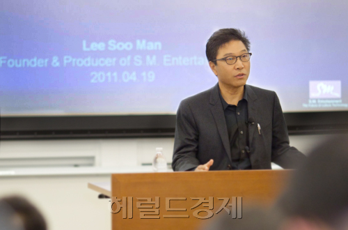 이수만 연예기획자, 가수/이수만 프로듀서_1 / 이수만 스탠포드대 특강에 아들이 통역 눈길