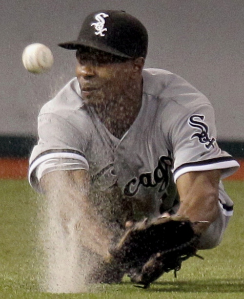 <YONHAP PHOTO-0480> Chicago White Sox left fielder Juan Pierre dives but cannot come up with a second-inning single by Tampa Bay Rays' Felipe Lopez during an MLB baseball game on Thursday, April 21, 2011, in St. Petersburg, Fla. (AP Photo/Chris O'Meara)/2011-04-22 09:13:10/ <저작권자 ⓒ 1980-2011 ㈜연합뉴스. 무단 전재 재배포 금지.>
Chicago White Sox Juan Pierre dives but cannot come up with a second-inning single by Tampa Bay Rays’ Felipe Lopez during an MLB baseball game in St. Petersburg, Florida.  AP-Yonhap News