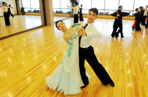 Students at La Luce dance studio in Gangnam, southern Seoul, practice
on Tuesday. (Park Hyun-koo/The Korea Herald)