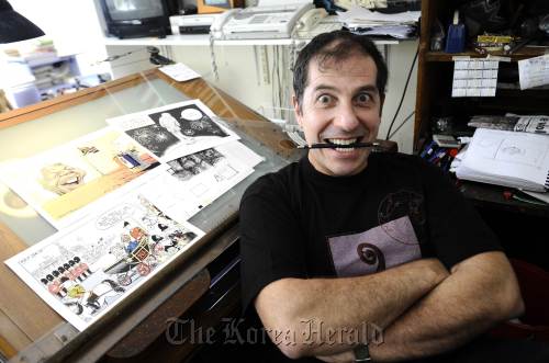 The political cartoonist Jonathan Shapiro, better known as Zapiro, at his home in Cape Town.
AFP-Yonhap News
The political cartoonist Jonathan Shapiro, better known as Zapiro, at his home in Cape Town.
AFP-Yonhap News