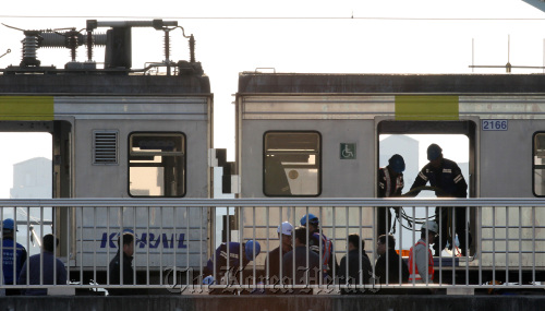 KORAIL maintenance engineers work on metro train K-6118, which derailed near Jukjeon Station on Saturday afternoon. Yonhap News
KORAIL maintenance engineers work on metro train K-6118, which derailed near Jukjeon Station on Saturday afternoon. Yonhap News