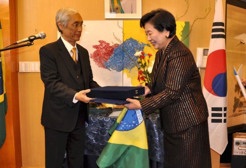Brazil Ambassador Edmundo Fujita (left) appoints Hyundai Group
chairperson Hyun Jeong-eun as honorary consul for the southern
portion of the nation. (Yoav Cerralbo/The Korea Herald)