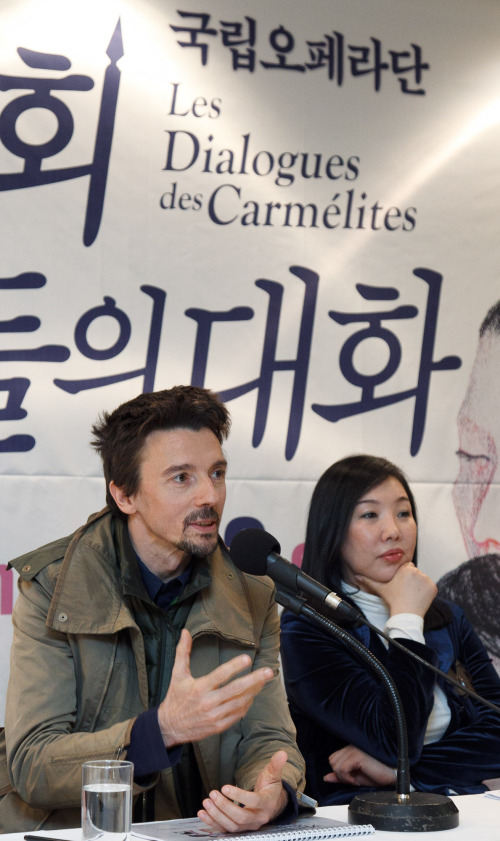 Stanislas Nordey, director of “Dialogues of the Carmelites,” speaks
during a press conference in Seoul as Korea National Opera
Company artistic director Lee So-young listens (right). (KNOC)