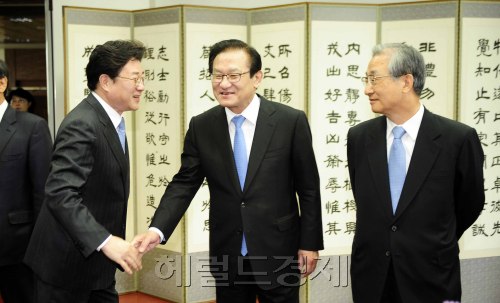 25일 오전 서울 서초동 대검찰청 대강당에서  제48회 법의 날 기념식이 열리는 가운데 행사전 귀빈실에서 김준규 검찰총장, 이강국 헌법재판소장, 이귀남 법무부장관이 악수를 나누고 있다. 박해묵 기자/mook@heraldm.com
25일 오전 서울 서초동 대검찰청 대강당에서  제48회 법의 날 기념식이 열리는 가운데 행사전 귀빈실에서 김준규 검찰총장, 이강국 헌법재판소장, 이귀남 법무부장관이 악수를 나누고 있다. 박해묵 기자/mook@heraldm.com