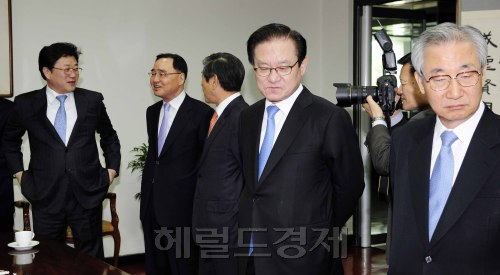 25일 오전 서울 서초동 대검찰청 대강당에서  제48회 법의 날 기념식이 열리는 가운데 행사전 귀빈실에서 김준규 검찰총장, 이강국 헌법재판소장, 이귀남 법무부장관이 이야기를 나누고 있다. 박해묵 기자/mook@heraldm.com
25일 오전 서울 서초동 대검찰청 대강당에서  제48회 법의 날 기념식이 열리는 가운데 행사전 귀빈실에서 김준규 검찰총장, 이강국 헌법재판소장, 이귀남 법무부장관이 이야기를 나누고 있다. 박해묵 기자/mook@heraldm.com