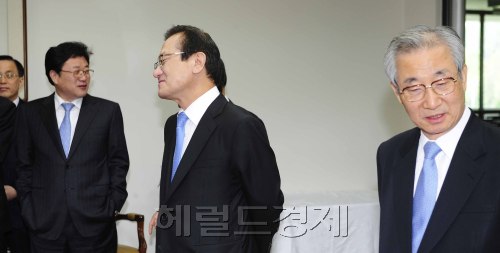 25일 오전 서울 서초동 대검찰청 대강당에서  제48회 법의 날 기념식이 열리는 가운데 행사전 귀빈실에서 김준규 검찰총장, 이강국 헌법재판소장, 이귀남 법무부장관이 따로 떨어져 이야기를 나누고 있다. 박해묵 기자/mook@heraldm.com
25일 오전 서울 서초동 대검찰청 대강당에서  제48회 법의 날 기념식이 열리는 가운데 행사전 귀빈실에서 김준규 검찰총장, 이강국 헌법재판소장, 이귀남 법무부장관이 따로 떨어져 이야기를 나누고 있다. 박해묵 기자/mook@heraldm.com