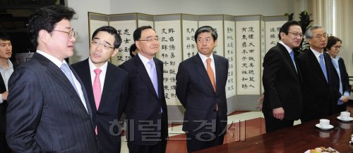 25일 오전 서울 서초동 대검찰청 대강당에서  제48회 법의 날 기념식이 열리고 있다. 이 날 김준규 검찰총장, 이강국 헌법재판소장, 이귀남 법무부장관등이 행사에 참여하고 있다. 박해묵 기자/mook@heraldm.com
25일 오전 서울 서초동 대검찰청 대강당에서  제48회 법의 날 기념식이 열리고 있다. 이 날 김준규 검찰총장, 이강국 헌법재판소장, 이귀남 법무부장관등이 행사에 참여하고 있다. 박해묵 기자/mook@heraldm.com