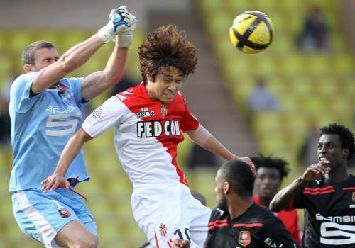 <YONHAP PHOTO-0341> Monaco's forward Chu Young Park (R) vies with Rennes's goalkeeper Nicolas Douchez (L) during their French L1 football match Monaco vs Rennes, on April 24, 2011 at the Louis II stadium in Monaco. Monaco won 1-0. AFP PHOTO VALERY HACHE /2011-04-25 05:35:37/ <저작권자 ⓒ 1980-2011 ㈜연합뉴스. 무단 전재 재배포 금지.>
Monaco’s Park Chu-young (center) vies with Rennes’ goalkeeper Nicolas Douchez. Monaco won 1-0.  AFP-Yonhap News