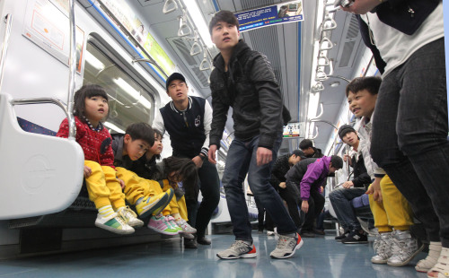 Citizens participate in the earthquake exercise held in Incheon Metro subway station in March 30. (Yonhap News)