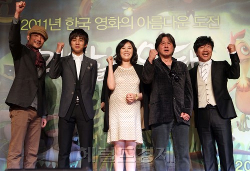 '마당을 나온 암탉' 제작발표회가 25일 오전 서울 신문로 금호아트홀에서 열린 가운데 출연진들이 기자회견 후 화이팅을 외치고 있다. 박해묵 기자/mook@heraldm.com
'마당을 나온 암탉' 제작발표회가 25일 오전 서울 신문로 금호아트홀에서 열린 가운데 출연진들이 기자회견 후 화이팅을 외치고 있다. 박해묵 기자/mook@heraldm.com