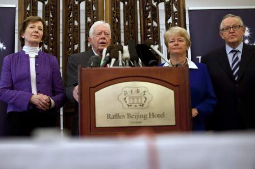 <YONHAP PHOTO-1186> From left, former Irish President Mary Robinson, former U.S. President Jimmy Carter, former Norwegian Prime Minister Gro Brundtland, and former Finnish President Martti Ahtisaari answer questions at a press conference after arriving in Beijing Monday, April 25, 2011. Carter and a group of veteran statesmen, known as the Elders, are to travel to Pyongyang on Tuesday as part of international efforts to restart the negotiations on ending North Korea's nuclear program. (AP Photo/Alexander F. Yuan)/2011-04-25 13:27:20/ <저작권자 ⓒ 1980-2011 ㈜연합뉴스. 무단 전재 재배포 금지.>
From left, former Irish President Mary Robinson, former U.S. President Jimmy Carter, former Norwegian Prime Minister Gro Brundtland, and former Finnish President Martti Ahtisaari answer questions at a press conference in Beijing on Monday.
AP-Yonhap News