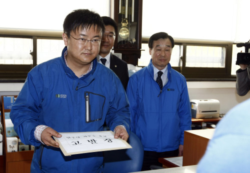 <YONHAP PHOTO-1251> 한나라당, 최문순 후보 고발 (춘천=연합뉴스) 이해용 기자 = 한나라당 관계자가 25일 오전 11시30분 춘천지검을 방문해 민주당 최문순 강원지사 후보를 공직선거법 위반 혐의로 고발장을 제출하고 있다. 앞서 민주당은 이날 오전 엄기영 후보를 공직선거법 위반 혐의로 춘천지검에 고발했다.<<지방기사 참조>> 2011.4.25 dmz@yna.co.kr http://blog.yonhapnews.co.kr/dmzlife/2011-04-25 14:13:41/ <저작권자 ⓒ 1980-2011 ㈜연합뉴스. 무단 전재 재배포 금지.>
A ruling Grand National Party official delivers a written accusation against opposition candidate Choi Moon-soon of election law violation to the Chuncheon District Prosecutor’s Office on Monday.  Yonhap News
