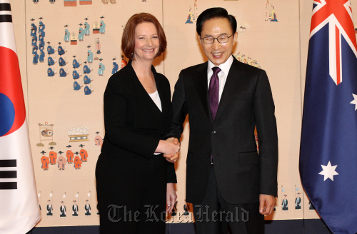 President Lee Myung-bak with Australian Prime Minister Julia Gillard ahead of their summit talks in Cheong Wa Dae on Monday.
Yonhap News