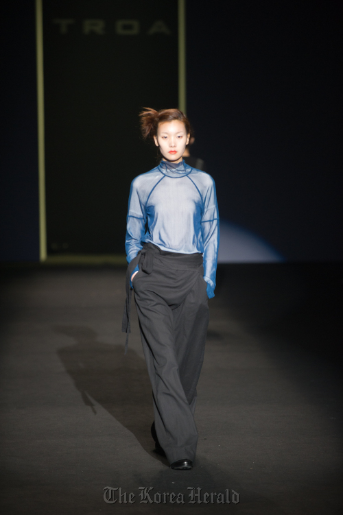 (Top and bottom) Models wear looks by Han Song during TROA fall/winter 2012 collection fashion show on April 1 at SETEC in Daechi-dong, Seoul