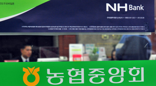 농협 전산망 장애가 발생한 지 사흘째인 15일 오전 신용카드와 체크카드를 이용한 현금인출 등 일부 서비스가 아직도 복구되지 않아 시민들이 창구를 이용하고 있다.<br alt=