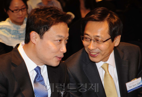 26일 오전 서울 소공동 롯데호텔 사파이어볼룸에서 대통령 직속 미래기획위원회가 '공적 연기금의 주주권 행사 및 지배구조 선진화'를 주제로 하는 제3차 미래와 금융 정책토론회가 열린 가운데 곽승준 미래기획위원회 위원장과 김태준 한국금융연구원 원장이 웃으며 이야기를 나누고 있다. 박해묵 기자/mook@heraldm.com
곽승준<왼쪽> 미래기획위원회 위원장이 26일 오전 서울 소공동 롯데호텔 사파이어볼룸에서 열린 정책토론회에서 “공적 연기금의 주주권을 강화해 대기업의 지배구조와 거대 관료주의를 견제해야 한다”고 밝혔다. 김태준 한국금융연구원 원장과 이야기를 나누는 곽 위원장. 박해묵 기자/mook@heraldm.com