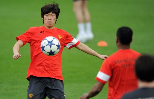 <YONHAP PHOTO-0106> Manchester United's South Korean midfielder Park Ji-Sung takes part in a training session on April 25, 2011 in Gelsenkirchen, western Germany. German first division Bundesliga football club Schalke 04 plays Manchester United in their Champions League semi-final, first-leg match to take place on April 26, 2011. AFP PHOTO / PATRIK STOLLARZ /2011-04-26 06:03:59/ <저작권자 ⓒ 1980-2011 ㈜연합뉴스. 무단 전재 재배포 금지.>
Manchester United midfielder Park Ji-sung takes part in a training session in Gelsenkirchen, Germany, Monday.  AFP-Yonhap News