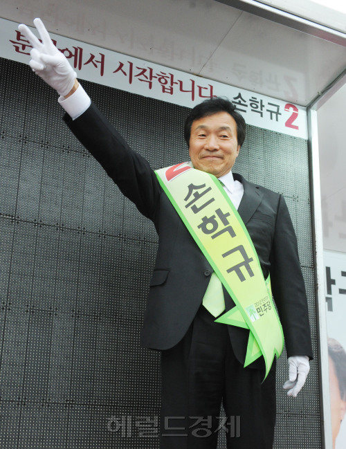 4.27 선거을 하루 앞둔 26일 경기도 성남 분당을 국회의원 보궐선거에 출마한 민주당 손학규 후보가 미금역에서 출근인사를 하며 한포를 호소하고 있다. 박현구 기자phko@heraldm.com 2011.04.26
