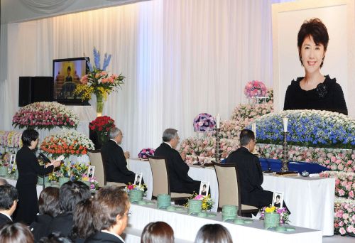 <YONHAP PHOTO-1906> Miki Fujimura (L), a former member of the Japanese pop group "Candies" reads her message of condolence at the funeral of Japanese actress and singer Yoshiko Tanaka (R), known as "Sue-chan" when she was part of the popular all girl pop group in 1970s, in Tokyo on April 25, 2011. Hundreds of middle-aged Japanese flocked to the cemetery in Tokyo on April 25 to bid farewell to the popular actress who died at the age of 55 on April 21 after a long battle with breast cancer. JAPAN OUT AFP PHOTO / JAPAN POOL vis JIJI PRESS /2011-04-25 20:01:45/ <저작권자 ⓒ 1980-2011 ㈜연합뉴스. 무단 전재 재배포 금지.>
Miki Fujimura (left), former member of pop group “Candies” reads her message of condolence at the funeral of Japanese actress and singer Yoshiko Tanaka (right), known as “Sue-chan” when she was in the group in the 1970s, in Tokyo on Monday. AFP-Yonhap News