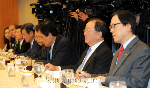 Heads of financial groups attend a meeting to discuss how to cope with a problem of soured project financing loans of savings banks on Tuesday. Kim Myung-sup/The Korea Herald