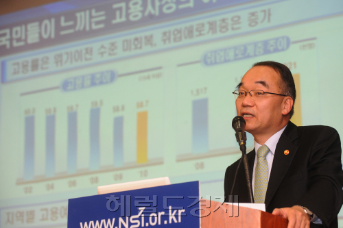 27일 서울 명동 은행회관에서 국가경영전략연구원 주최로 박재완 고용노동부장관 초청 선진 노사관계 정립을 위한 과제 수요정책 포럼이 열렸다. 이상섭 기자 babtong@heraldm.com 2011.04.27
박재완 고용노동부 장관이 27일 “대규모 집회를 주도하는 노동권력자를 방치할 수 없다”고 말하고 있다.  이상섭 기자/babtong@heraldm.com