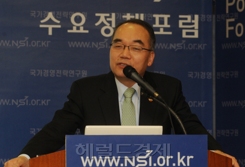 27일 서울 명동 은행회관에서 국가경영전략연구원 주최로 박재완 고용노동부토토사이트 포스 초청 선진 노사관계 정립을 위한 과제 수요정책 포럼이 열렸다. 이상섭 기자 babtong@heraldm.com 2011.04.27