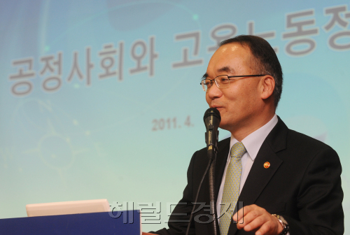 27일 서울 명동 은행회관에서 국가경영전략연구원 주최로 박재완 고용노동부장관 초청 선진 노사관계 정립을 위한 과제 수요정책 포럼이 열렸다. 이상섭 기자 babtong@heraldm.com 2011.04.27
27일 서울 명동 은행회관에서 국가경영전략연구원 주최로 박재완 고용노동부장관 초청 선진 노사관계 정립을 위한 과제 수요정책 포럼이 열렸다. 이상섭 기자 babtong@heraldm.com 2011.04.27
27일 서울 명동 은행회관에서 국가경영전략연구원 주최로 박재완 고용노동부장관 초청 선진 노사관계 정립을 위한 과제 수요정책 포럼이 열렸다. 이상섭 기자 babtong@heraldm.com 2011.04.27