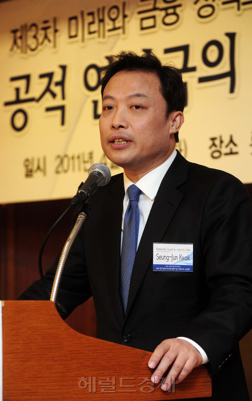 26일 오전 서울 소공동 롯데호텔 사파이어볼룸에서 대통령 직속 미래기획위원회가 '공적 연기금의 주주권 행사 및 지배구조 선진화'를 주제로 하는 제3차 미래와 금융 정책토론회가 열린 가운데 스포츠토토 미래기획위원회 위원장이 기조연설을 하고 있다. 박해묵 기자/mook@heraldm.com
26일 오전 서울 소공동 롯데호텔 사파이어볼룸에서 대통령 직속 미래기획위원회가 '공적 연기금의 주주권 행사 및 지배구조 선진화'를 주제로 하는 제3차 미래와 금융 정책토론회가 열린 가운데 스포츠토토 미래기획위원회 위원장이 기조연설을 하고 있다. 박해묵 기자/mook@heraldm.com
26일 오전 서울 소공동 롯데호텔 사파이어볼룸에서 대통령 직속 미래기획위원회가 '공적 연기금의 주주권 행사 및 지배구조 선진화'를 주제로 하는 제3차 미래와 금융 정책토론회가 열린 가운데 스포츠토토 미래기획위원회 위원장이 기조연설을 하고 있다. 박해묵 기자/mook@heraldm.com