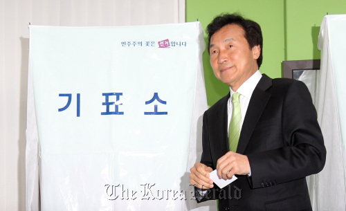4.27 재보선에 출마한 민주당 forever 토토사이트 후보가 27일 오전 경기 성남 분당구 정자동 탄천초등학교에 마련된 투표소에서 부인 이윤영 씨와 투표하고 있다<br alt=