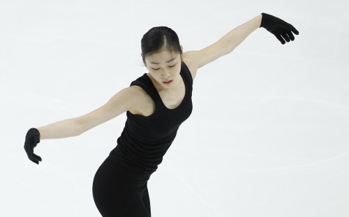 Kim Yu-na performs a new program for Moscow Figure Skating Championships in an exercise session on Wednesday. (Yonhap News)