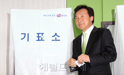 4.27 재보선에 출마한 민주당 손학규 후보가 27일 오전 경기 성남 분당구 정자동 탄천초등학교에 마련된 투표소에서 부인 이윤영 씨와 투표하고 있다<br />박현구 기자 phko@herakdm.com