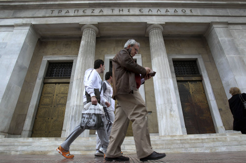<YONHAP PHOTO-2680> A man puts money into his wallet as he walks outside the Bank of Greece in central Athens, on Tuesday, April 19, 2011. Greece had to pay a higher rate to raise euro1.65 billion ($2.36 billion) on Tuesday as market pressures increased amid fears the government will have to default on its massive debt load. (AP Photo/ Petros Giannakouris)/2011-04-19 23:19:31/ <저작권자 ⓒ 1980-2011 ㈜연합뉴스. 무단 전재 재배포 금지.>
The Bank of Greece in central Athens on Tuesday. AP-Yonhap News