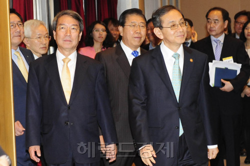 포스코 정준양 회장이 포스코패밀리 12개사 대표이사, 1-4차 협력 중소기업 대표 등이 27일 오전 서울 강남구 대치동 포스코센터에서 '포스코 패밀리 공정거래 및 동반성장 협약식'을 가지기 위해 김기문 중소기업중앙회 회장, 정병철 전국경제인연합회 부회장, 정운찬 동반성장위원장, 김동수 공정거래위원장과 함께 입장하고 있다.(사진 앞줄 왼쪽부터) 박해묵 기자/mook@heraldm.com
포스코 정준양 회장이 포스코패밀리 12개사 대표이사, 1-4차 협력 중소기업 대표 등이 27일 오전 서울 강남구 대치동 포스코센터에서 '포스코 패밀리 공정거래 및 동반성장 협약식'을 가지기 위해 김기문 중소기업중앙회 회장, 정병철 전국경제인연합회 부회장, 정운찬 동반성장위원장, 김동수 공정거래위원장과 함께 입장하고 있다.(사진 앞줄 왼쪽부터) 박해묵 기자/mook@heraldm.com