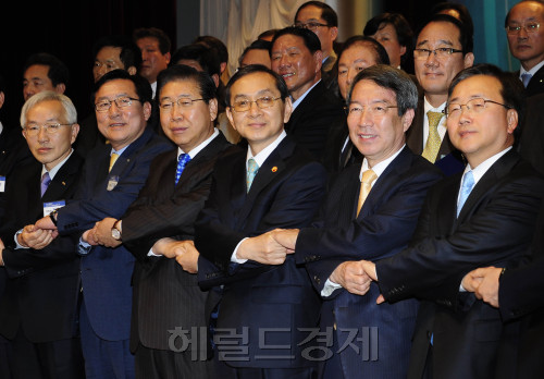 포스코 정준양 회장과 포스코패밀리 12개사 대표이사, 1-4차 협력 중소기업 대표 등이 27일 오전 서울 강남구 대치동 포스코센터에서 '포스코 패밀리 공정거래 및 동반성장 협약식'을 마친뒤 기념촬영을 하고 있다.(사진  왼쪽부터 정병철 전국경제인연합회 부회장, 김기문 중소기업중앙회 회장, 정준양 회장, 김동수 공정거래위원장, 정운찬 동반성장위원장, 이동근 대한상공회의소 부회장, 1차협력기업대표 나채홍 사장.) 박해묵 기자/mook@heraldm.com
포스코 정준양 회장과 포스코패밀리 12개사 대표이사, 1-4차 협력 중소기업 대표 등이 27일 오전 서울 강남구 대치동 포스코센터에서 '포스코 패밀리 공정거래 및 동반성장 협약식'을 마친뒤 기념촬영을 하고 있다.(사진  왼쪽부터 정병철 전국경제인연합회 부회장, 김기문 중소기업중앙회 회장, 정준양 회장, 김동수 공정거래위원장, 정운찬 동반성장위원장, 이동근 대한상공회의소 부회장, 1차협력기업대표 나채홍 사장.) 박해묵 기자/mook@heraldm.com