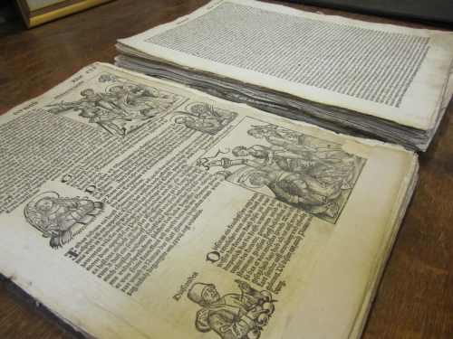 <YONHAP PHOTO-1816> In this photo taken Saturday, April 23, 2011, a copy of the Nuremberg Chronicle published in 1493 is displayed at Ken Sanders Rare Books in Salt Lake City. The Utah book dealer came across the 500-year-old German language edition while appraising items brought in by locals at a fundraiser for the town museum in Sandy, about 15 miles south of Salt Lake City. It's considered to be one of the earliest and most lavishly illustrated books produced after the invention of the printing press. (AP Photo/Brian Skoloff)/2011-04-25 19:00:18/ <저작권자 ⓒ 1980-2011 ㈜연합뉴스. 무단 전재 재배포 금지.>
A copy of the “Nuremberg Chronicle” published in 1493 is displayed at Ken Sanders Rare Books in Salt Lake City on April 23.  AP-Yonhap News