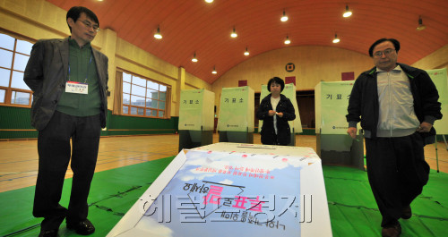 4.27재보궐 선거가 실시된 27일 오전 강원도 춘천시 부안초교에 마련된 투표소에서 시민들이 강원도지사 재보궐 선거 투표를 하고 있다.<br />춘천=김명섭 기자 msiron@
4.27재보궐 선거가 실시된 27일 오전 강원도 춘천시 부안초교에 마련된 투표소에서 시민들이 강원도지사 재보궐 선거 투표를 하고 있다.
춘천=김명섭 기자 msiron@