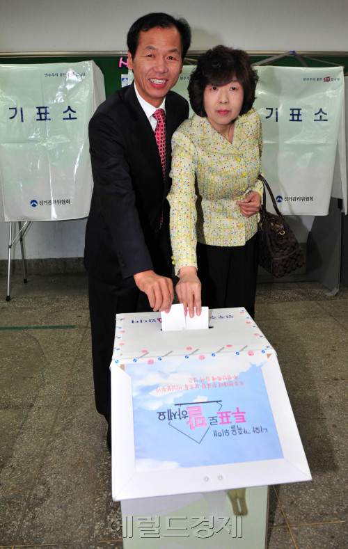 4.27재보궐 선거가 실시된 27일 오전 강원도 춘천시 춘천기계공고에 마련된 투표소에서 민주당 토토사이트 가입거절후보가 강원도지사 재보궐 선거 투표를 하고 있다.<br alt=