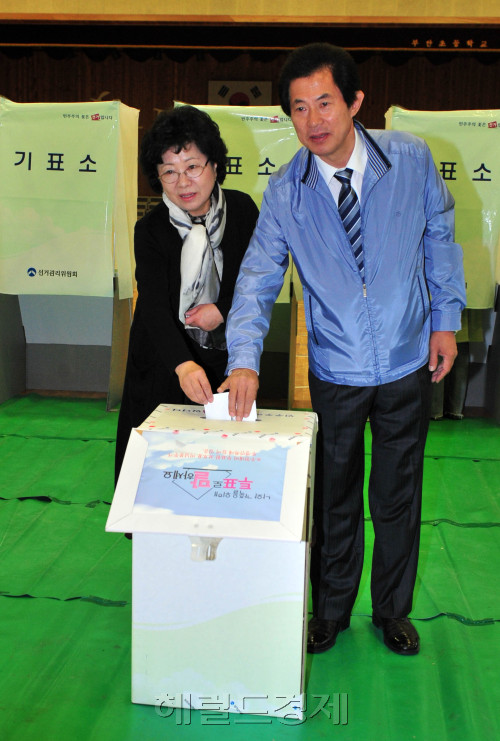 4.27재보궐 선거가 실시된 27일 오전 강원도 춘천시 춘천기계공고에 마련된 투표소에서 한나라당 토토사이트 클럽비후보가 강원도지사 재보궐 선거 투표를 하고 있다.<br alt=
