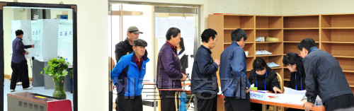 4.27재보궐 선거가 실시된 27일 오전 강원도 춘천시 서면 종합복지회관에 마련된 투표소에서 시민들이 강원도지사 재보궐선거를 하고 있다.<br />춘천=김명섭 기자 msiron@
4.27재보궐 선거가 실시된 27일 오전 강원도 춘천시 서면 종합복지회관에 마련된 투표소에서 시민들이 강원도지사 재보궐선거를 하고 있다.
춘천=김명섭 기자 msiron@